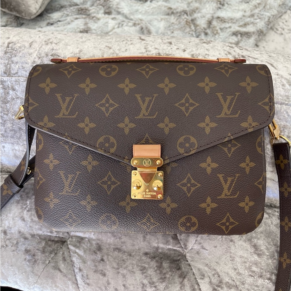 Authentic Louis Vuitton like new pochette metis
